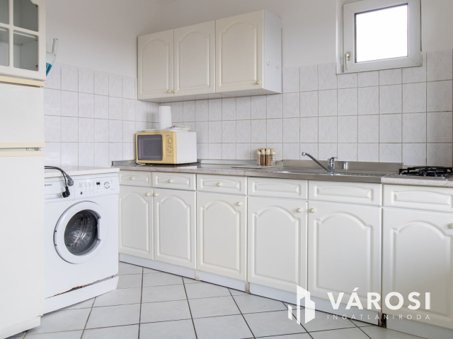 ELADÓ ipari ingatlan 4 db lakással és 2 db műhellyel!