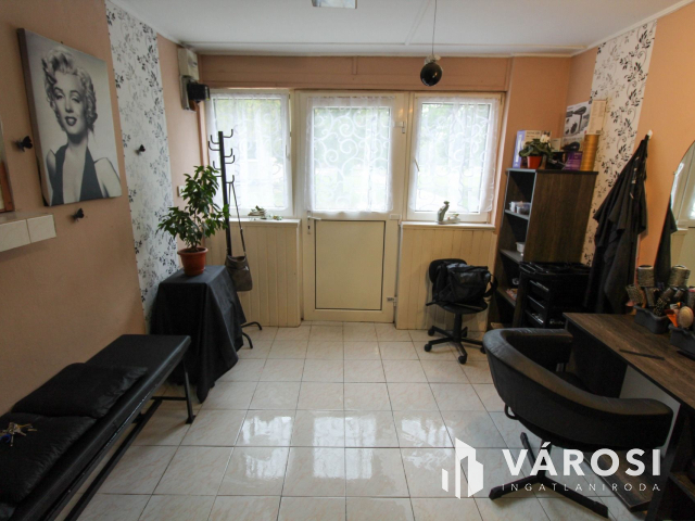 Bejáratott üzlethelyiség Algyőn eladó!