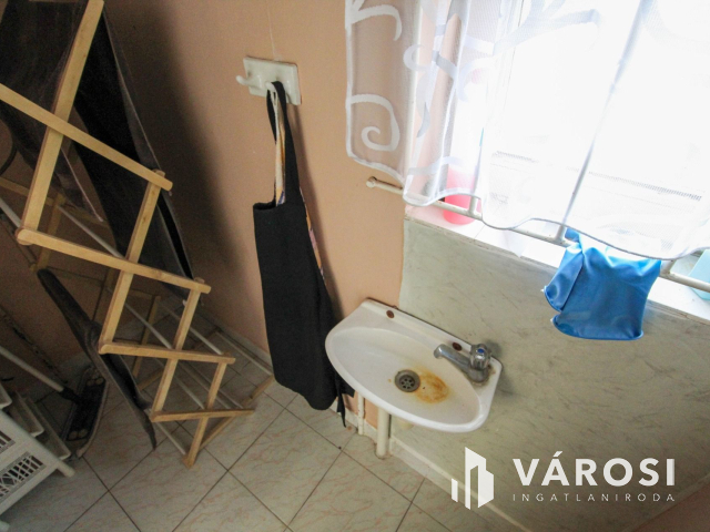 Bejáratott üzlethelyiség Algyőn eladó!