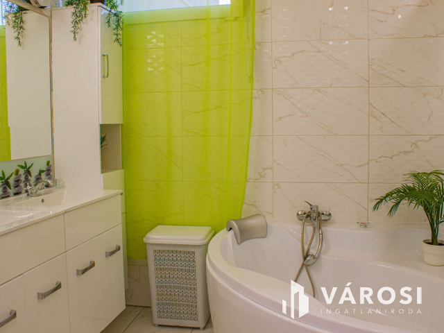 Béketelepi 2 generációs családi ház