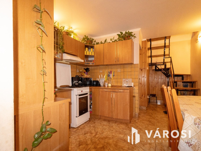 Újszerű, tetőteres téglaház az Almáskertekben