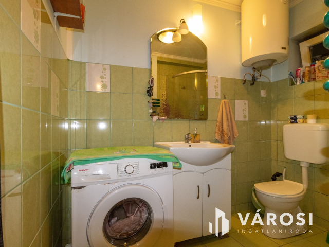 Újszerű, tetőteres téglaház az Almáskertekben