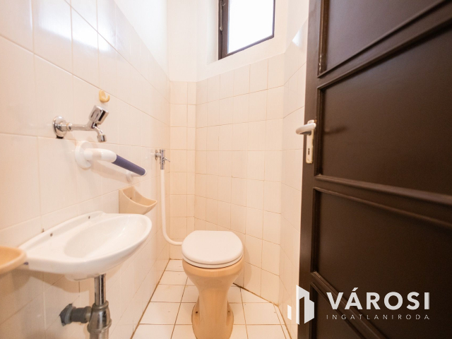 Jó lokáció, sok szoba, nagy telek