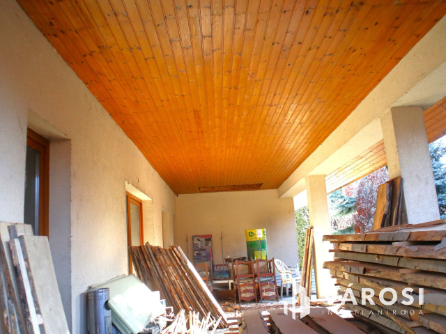 Két lakóingatlan a város peremén, értékes ipari területen