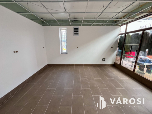 A megújult piac területén, földszinti üzlethelyiség eladó!