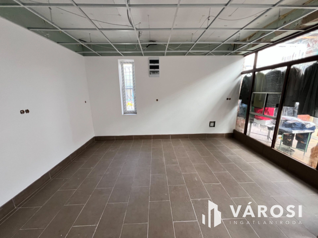 A megújult piac területén, földszinti üzlethelyiség eladó!