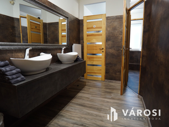 Forgalmas utcában, üzlethelység, nagy marketingfelülettel!