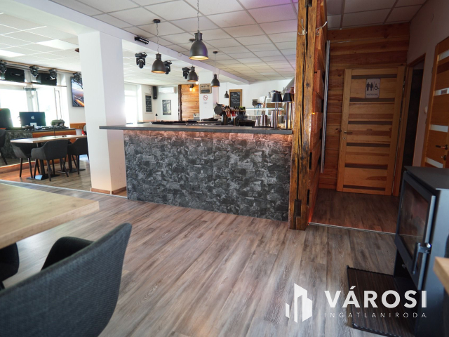 Forgalmas utcában, üzlethelység, nagy marketingfelülettel!