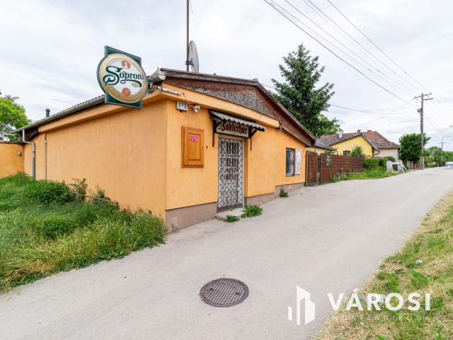 Eladó üzlethelyiség nagy telekkel Bicskén