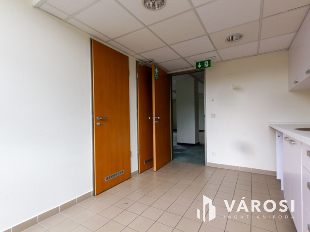 Tágas, világos irodahelyiség kiadó Békásmegyeren