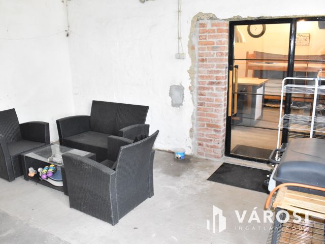 Eladó raktárépület!