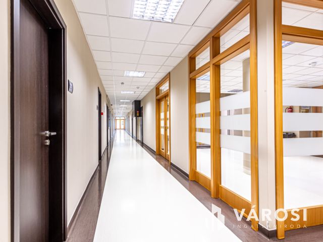 Kiadó 54 m2 alapterületű iroda modern irodaházban