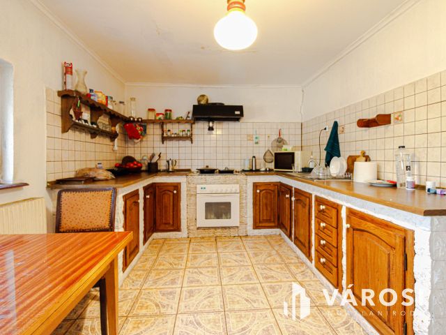 Sarkad központjában tágas családi ház+üzlethelyiség