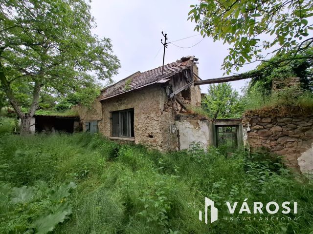 Telek, bazaltkő építőanyaggal Kékkúton eladó