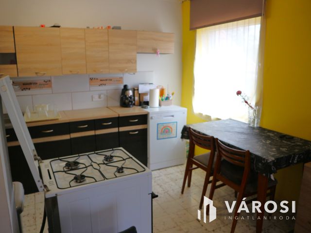 Répcelak 2generációs,(240m2) 7szobás központi,sok lehetőség!