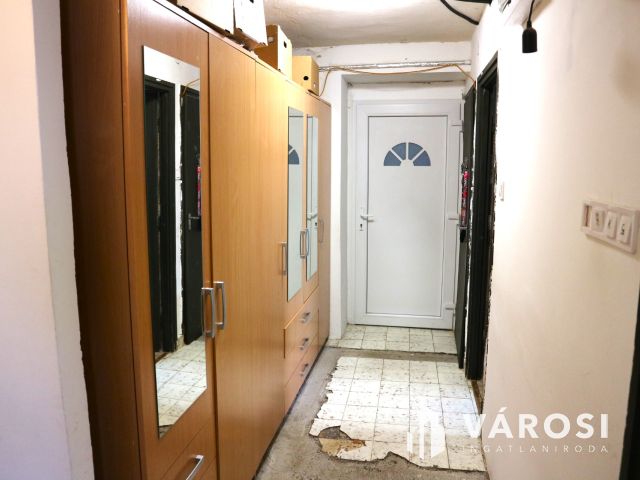 Répcelak 2generációs,(240m2) 7szobás központi,sok lehetőség!