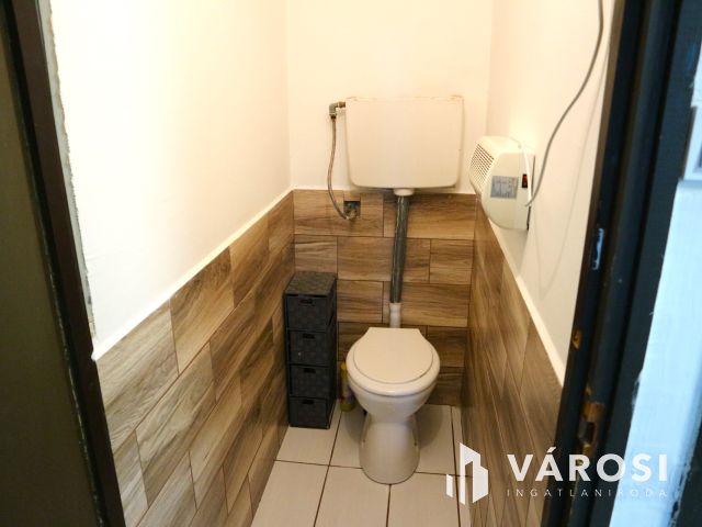 Répcelak 2generációs,(240m2) 7szobás központi,sok lehetőség!