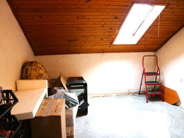 Répcelak 2generációs,(240m2) 7szobás központi,sok lehetőség!