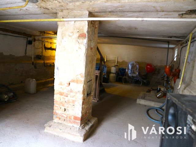 Répcelak 2generációs,(240m2) 7szobás központi,sok lehetőség!