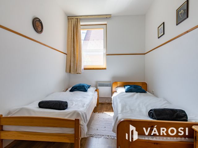 Pilisszentkereszten, három lakásos, családi ház eladó