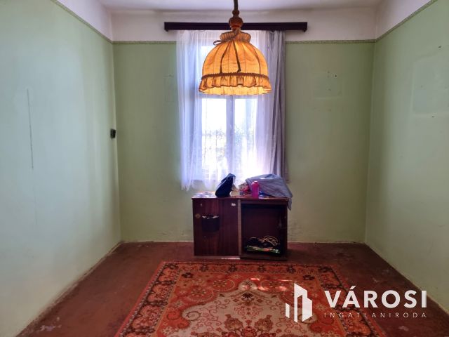 Stabil szerkezetű tégla ház a búzatáblák mellett