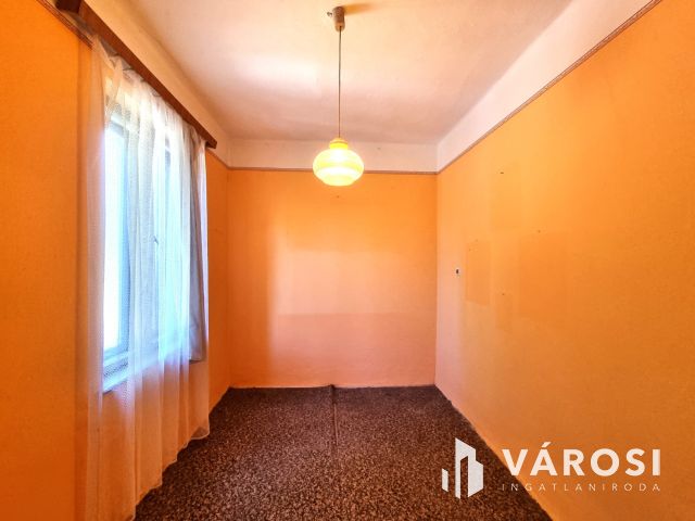 Stabil szerkezetű tégla ház a búzatáblák mellett