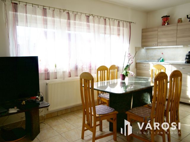 Nagy telkes, szuterénes családi ház eladó