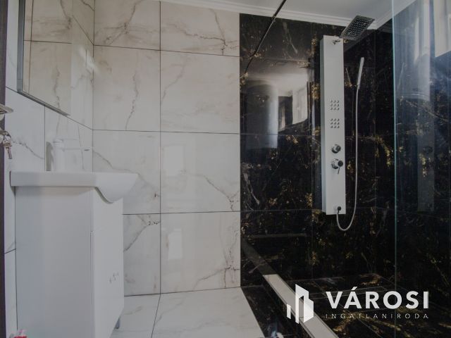 Modern, azonnal költözhető otthon Elek központjában