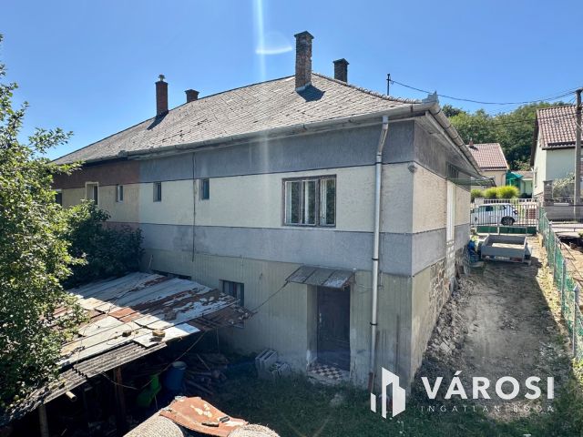 Belváros közelében felújítandó ikerház eladó!