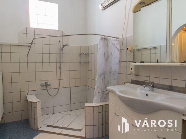 Napelemes családi ház Lánycsók csendes utcájában eladó