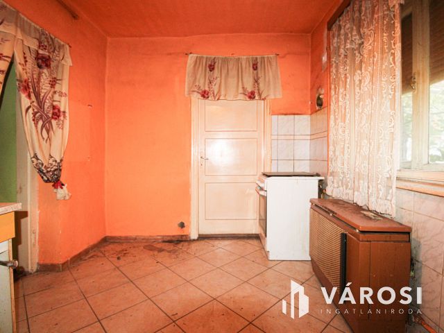 Rengeteg lehetőséget rejtő ingatlan Sarkad központ helyén