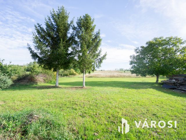 Pannonhalmi Főapátság közelében családi ház nagy telekkel!