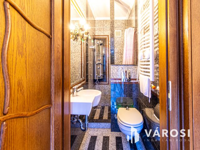 Kétlakásos ikerház 100 méterre a Balatontól