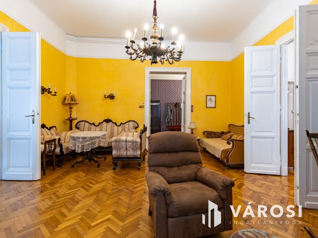 Nagy lakás a Vígszínházzal szemben a nagykörúton