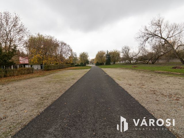 Nagyatádon 144 parcellás működő camping a fürdő mellett!