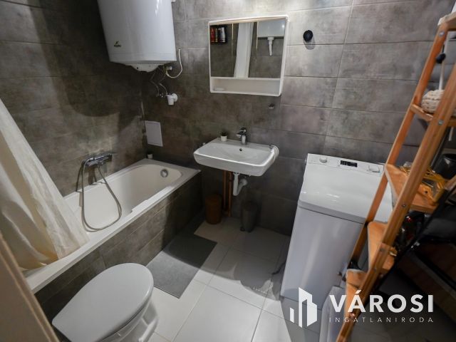 Felújított lakás a Flórián tér szomszédságában!