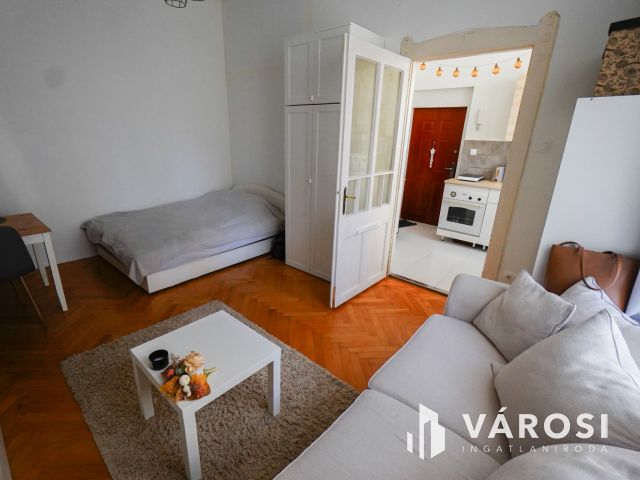 Felújított lakás a Flórián tér szomszédságában!