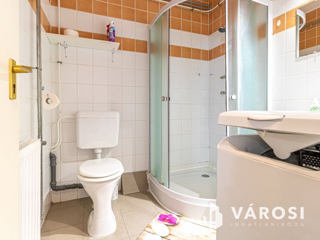 Remek lehetőség, eladó lakás fedett kocsibeállóval együtt