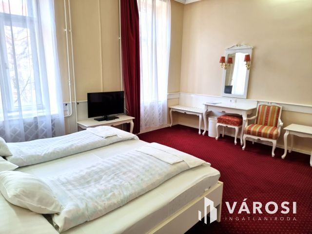 Kétszintes szállodai komplexum Békéscsaba szívében