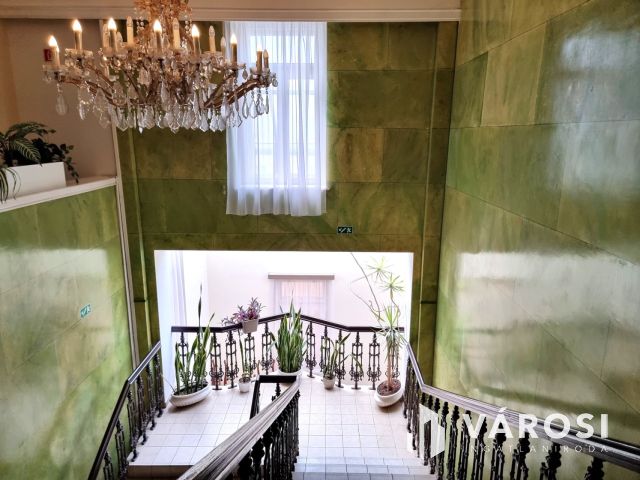 Kétszintes szállodai komplexum Békéscsaba szívében