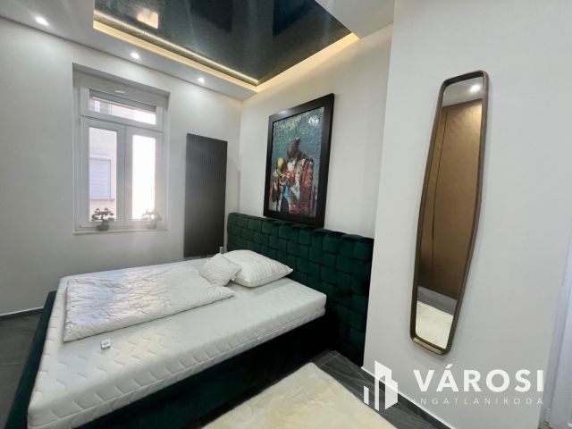 Tágas, világos Bazilikára néző luxuslakás eladó