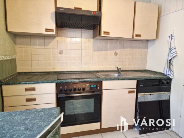 Lakhatásra alkalmas, földszinti üzlethelyiség a belvárosban