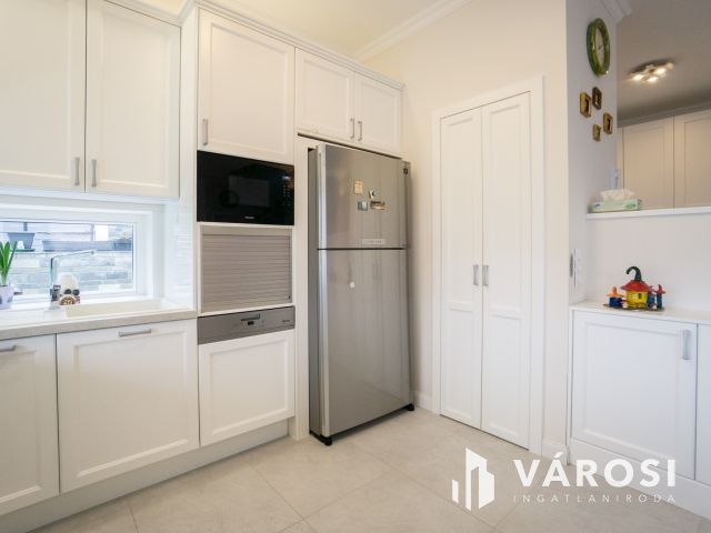 Modern, belső kétszintes családi ház remek panorámával!