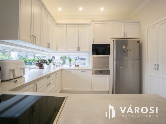 Modern, belső kétszintes családi ház remek panorámával!