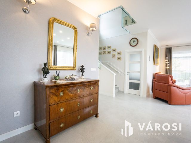 Modern, belső kétszintes családi ház remek panorámával!