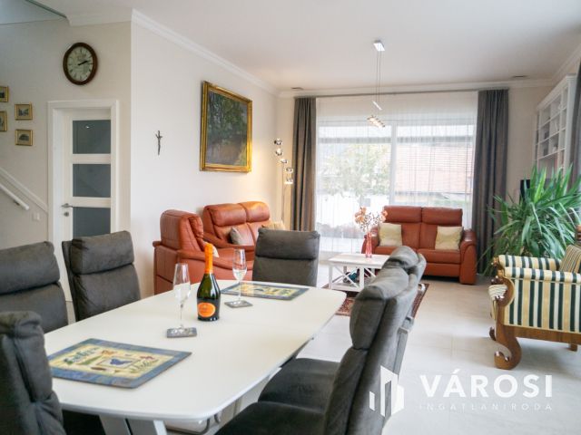 Modern, belső kétszintes családi ház remek panorámával!