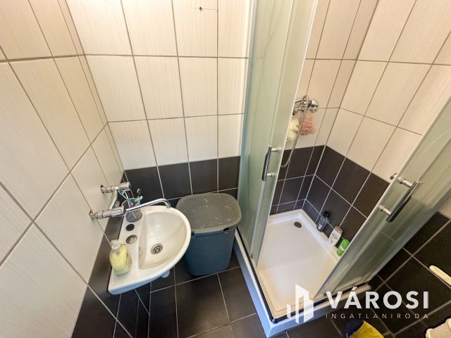 Vásártéren felújított, 1 szobás lakás eladó!