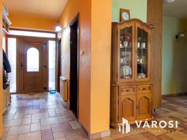 Egyszintes kényelem, exkluzív kert, időtálló minőség