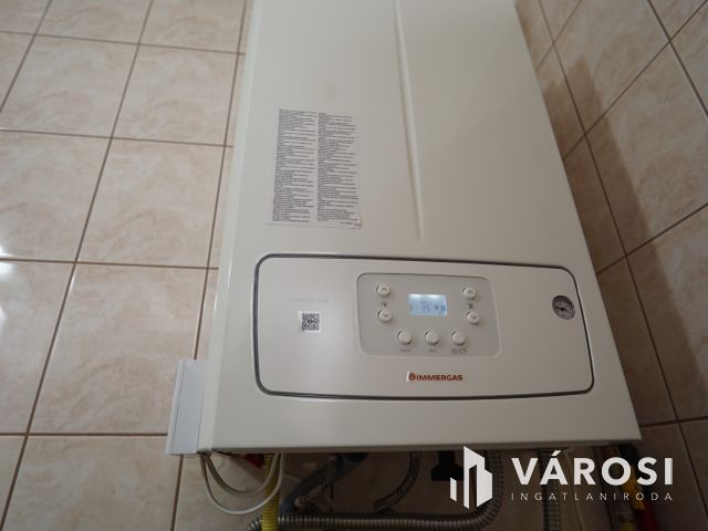 Zárt udvaros társasházban, földszinti szép lakás