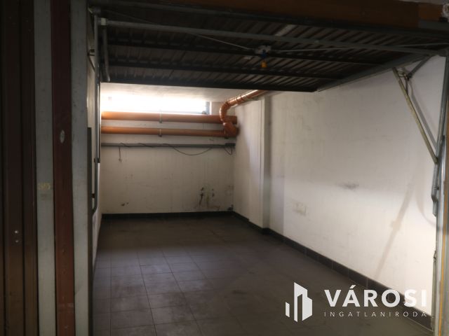 Bal fasor elején, garázs kaidó.